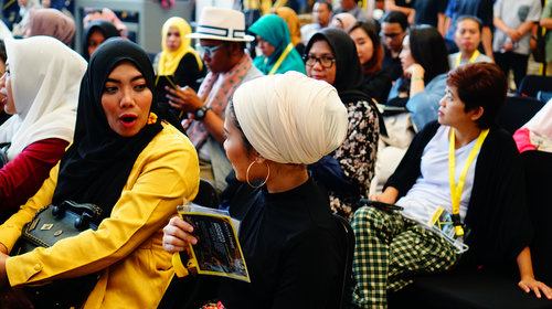 Para peserta yang semakin sore semakin memadati area Piaza Gandaria City Mall. Tak hanya Fashion Designer yang hadir sore ini namun juga hampir semua kalangan penikmat fashion seperti hijabers turut berantusias menyimak setiap Talkshow di #JMFW .Yuk, malam mingguan di Jakarta Modest Fashion Week 2018. Eits, ada bazaar juga loh dengan banyak discount tentunya....#JMFW #JMFWTalkshow @modestfashionweeks @markamarieofficial @thinkfashionco @bloggercrony ..#cicidesricom #clozetteid #cidesupdate