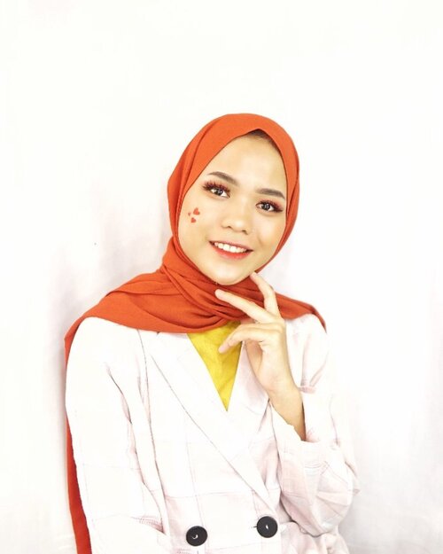 #MakeupYOUaja untuk tampilan glowing kamu tapi ngga berat di wajah. Meskipun #dirumahaja tapi aktifitas tetap berjalan lancar, Alhamdulilah kita ambil hikmahnya aja supaya tetap happy ❤️ Kemarin, utk pertama kalinya pakai produk Y.O.U The Simplicity, dan coba One Brand Sunkissed Glow Makeup Look dg detail produk:1. Y.O.U The Simplicity Perfect BB Glow Cream, formula ringan diwajah, coverage medium.2. Y.O.U The Simplicity Flush Blush, teksturnya soft banget, pigmented dan mudah diaplikasikan.3. Y.O.U The Simplicity Gleam Highlighter, tekstur, pigmented dan hasil akhirnya OK banget! Swipe left for detail.4. Y.O.U The Simplicity Matte Lip Cream, mudah diratakan, tidak menggumpal, ngga bikin kering.Anyway, buat kamu yang mau mendapatkan produk Y.O.U bisa ikutan Giveaway nya loh, caranya:.• Repost Photo ini di IG Feed mu• Tag dan mentioned 3 teman serta @thesimplicity_id• Gunakan #YOUMakeups #thesimplicityid• Pastikan IG mu tidak diprivate, 3 pemenang akan diumumkan pada 31 Maret 2020 di IG Story @thesimplicity_id ..@youmakeups_id @lazada_id #YOUMakeups #YOUxLazada #cicidesricom #clozetteid