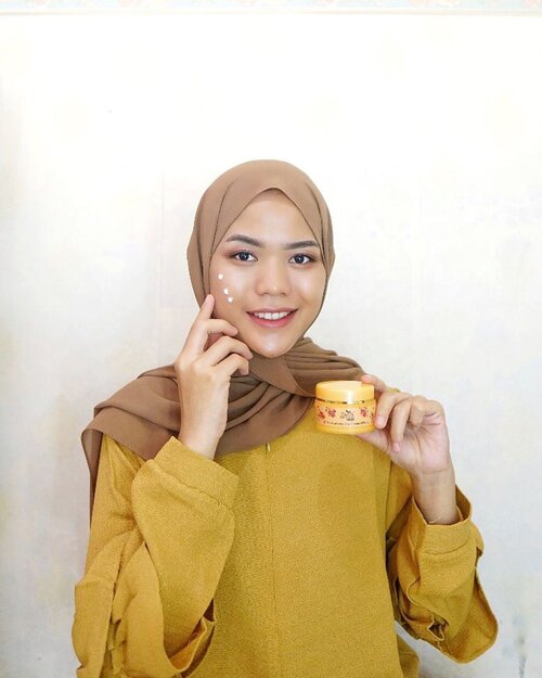 Kenalin nih Beb, Skincare Halal, Natural & Organik yg punya manfaat sebagai Anti-Aging yaitu Nurish Organiq 24K Gold. Bedanya dari series yang aku pakai sebelumnya yaitu terletak pada kandungan Gold 24k, Multivitamin B, C & E, Pomegranate Extract, Hexapeptide & Aqua Collagen nya baik utk merawat dan membantu peremajaan kulit wajah, sehingga wajah jadi lebih halus, cerah dan lembut serta menyamarkan dark spot akibat pigmentasi. Total ada 7 rangkaian skincare yg digolongkan jadi 4 step:1. Step Cleansing- Deep Cleansing Milk- Foamy Cleanser2. Step Refresh- Face Toner3. Step Protection- Face Essence- Eye Serum4. Step Moisturize- Day Cream spf25- Night CreamMau tau seperti apa progressnya? Sudah tayang di blog #cicidesricom ya.@nurishorganiq_id @guardian_id#GlowinGold #MilikiKekuatanAlamiKulitmu #NurishOrganiqID #clozetteid