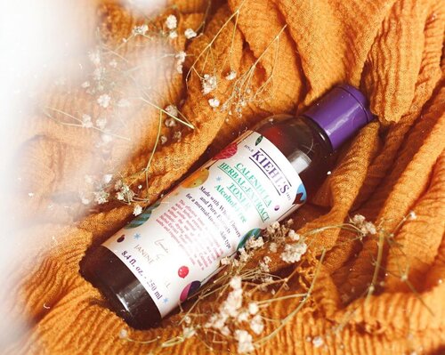 Kiehl's Calendula Toner 🌼.•in love with this @kiehlsid calendula toner which is suitable for normal-to-oily skin type. Made from Pure flower with herbal extracts and alchohol free,helps to reduce pores and redness also calms our skin ✨ [ Full review is up on my blog, link in my bio ❣️ ] .•Got mine in special edition - Holiday & Gifting series featuring Janine Rewell 🎁✨ Ps : it's limited edition ! Get yours only at their official stores or www.kiehls.co.id .•@clozetteid #clozetteid #Kiehlsid #KiehlsHoliday #ClozetteidReview #ClozetteidxKiehls