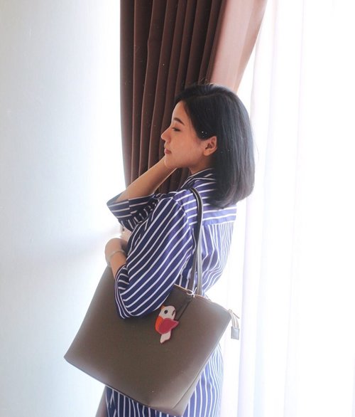 Going casual wearing malta tote bag from @celestinopanzeri in choco chips.-Love the details which is made from synthetic leather with quite large space ( 32.5 x 13 x 28.5 cm ) in it yet suitable for daily look.Swipe for details ! ✨
