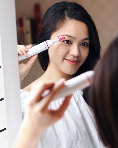 A quick touch up for my eyebrows using the new Veet Sensitive Touch Electric Trimmer. It really helps me getting rid of unwanted hair in short period of time. Also its very handy, precise and gently trim the hair in shapes on sensitive body parts such as face, underarms and bikini line! 💕 @veetindonesia @beautyjournal #veetindonesia #veet