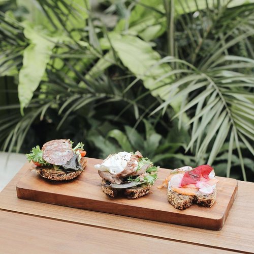 Don't forget to eat well! Yummy smørrebrød at @beaujkt 😋 #goodmorning