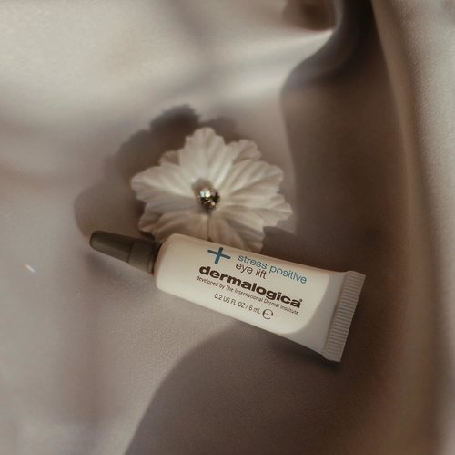 Meet the new @dermalogica_indonesia #positiveeyelift 👁 This claimed as high-performance eye treatment, nourished with wild indigo seed extract, fermented yeast, and sea water extract and artic algae - to reduce visible signs of stress, minimize the appearance of puffiness and dark circles. I’m really excited to try this! Stay tune for the updated review on my blog! #skinbarparty #dermalogicaindonesiai
