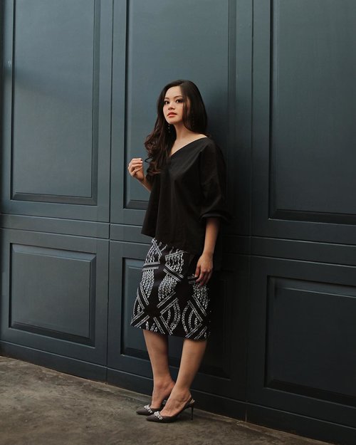 Weekend ready in @missechic oversized top 🖤 also wearing pretty skirt @nna_fashion_official from @styletheoryid #womenofstyletheory #styletheoryid