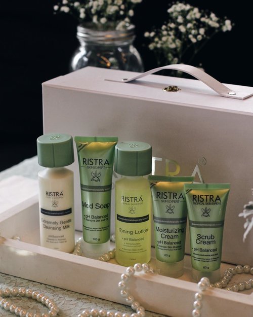 From the last weekend, attending #RistraBeautyWorkshop with @ristra.id @femaledailynetwork 💚 Its so much fun to know my skin’s condition with Ristra skin check, and learn how to take care of my skin. I also got to try Ristra 4 steps cleansing skincare including cleansing, toning, moisturizing and regenerating. Super in love with the result on my skin in the first try, it feels really smooth and supple instantly ✨ #FDxRistra #FemaleDailyNetwork