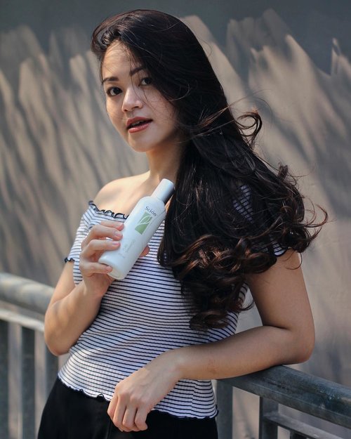 Keeping my hair scalp clean and fresh with Scion Hair Care from @nuskinid shampoo, along with its conditioner and hair mist help my hair looking smooth, shiny and fragrant all day 💙Yuk upload hair selfie kamu dan ceritain di caption "menurut kamu rambut sehat itu bagaimana sih?" For more info, follow @femaledailynetwork#fdnuskin #nuskinid #nuskinhaircare