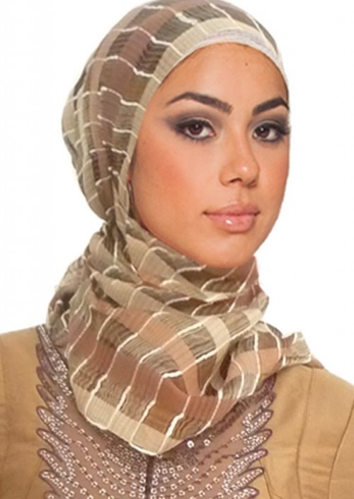 For all women that have a round face, it is suggestible to avoid underscarves that are pulled down over the forehead because it makes your face look shorter. If you like wearing underscarves then just hide it good so it doesn’t show on your forehead.  For this type of face the hijab is recommended to start at the beginning of the hairline, such as shown in this picture.#HijabMakeup