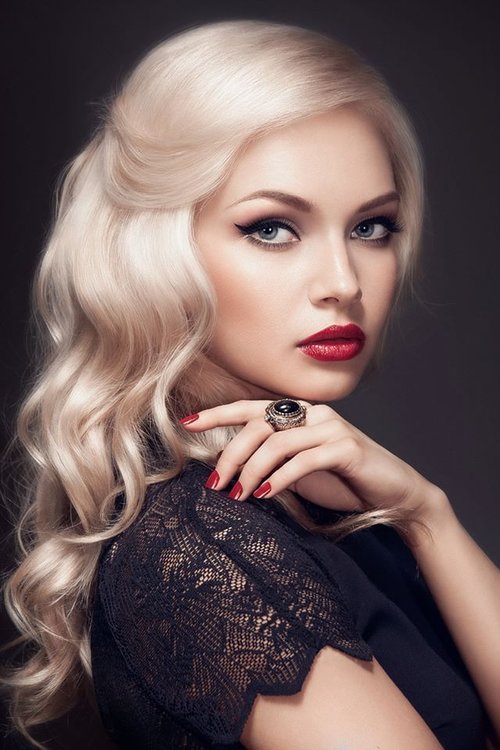 Beautiful hair and make up. This blonde color is gorgeous. #top ten great lips