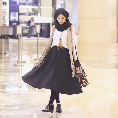 hijab dengan rumbai aksen