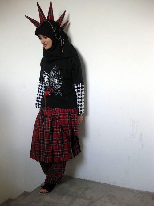 Straight up punk with a hijab and mohawk hybrid. Tesim (pictured) is reppin’ Taqwacore, a punk subgenre with a concentration in Islam and its cultures.#15 ways that hijabis are rocking their hijab with their own personal style.