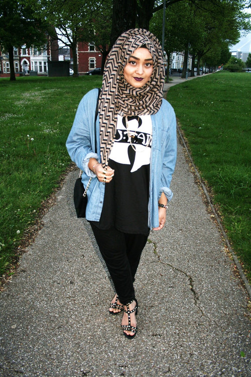 This hijabi is repping hip-hop legends Wu-Tang clan paired with a geometric hijab for an ultra casual look#15 ways that hijabis are rocking their hijab with their own personal style