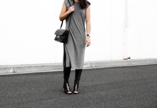 A casual T-shirt maxi dress works perfectly with pants. This is an excellent example of how fashionistas will adopt this look for fall.