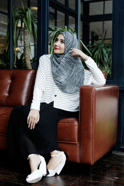 ZASKIA SUNGKAR |Printed pashmina for your hijab look! Take black n white with you and you gonna be in style. |Stripes Earl Cape|