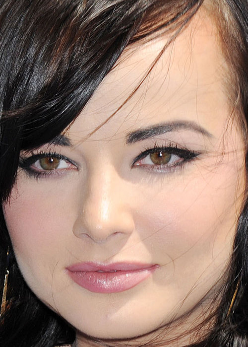 Ashley Rickards (she's only 22). Is her makeup okay, and she actually does pull off these harder-to-wear cool tones. But do you think that  she'd  better lose the lip liner for sure?