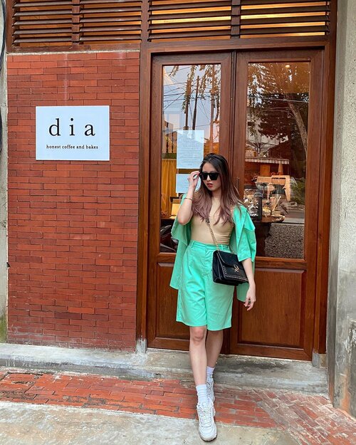 My first time going to cafe after 4 months quarantine 😱. Feeling  to wear my another collection of pastel color set in mint 💚💚💚
Now is time for me to stay at home again 😅 and continue binge watching the umbrella academy 🤣🥺😭🤯 it is so good !!!!
Fyi: I do wear my mask all the time and carry antiseptic😷 (This photo is taken when nobody is around - only me & @cicilia._chen) #VeronycaStyleDiaries #Everydayinclaude #KURVIES #potd #clozetteId #ootd