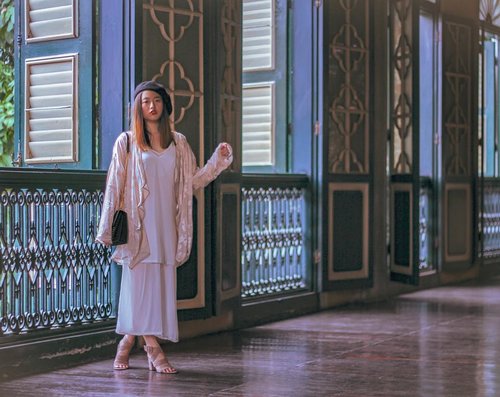 A lil twist of beret could affect the whole look 😳 - Have you check out my city girl lookbook ? (Link on my profile) // 📸 : @hi.cinthy @hi.cinthy 
#VeronycaStyleDiaries
#ClozetteID #Weshopatvelvet
#lookbookindonesia @lookbookindonesia 
#ootdindo @ootdindo