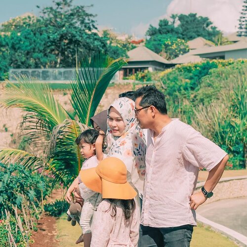 The real power of a man is in the size of the smile of the woman sitting next to him they said....⁣
⁣
⁣
Tapi kl istrinya ngerenyit kyk dipoto ini bs dipastikan pembicaraan berurusan dgn keuangan & dana liburan selanjutnya yg terancam gagal krn satu & lain hal #eh 😅😆⁣
⁣
#marriage #marriagestory #marriagelife #clozetteid #parenthood #wifelife #family