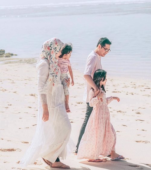 In the end, kids won’t remember that fancy toy you bought them, they will remember the time you spent with them ♥️ - Kevin Heath⁣⁣
⁣⁣
⁣📷: @alunapicture ⁣
⁣
#familypic #kesayangan #familytrip #travel #citizenoftheworld #travelwithkids #kidstravel #clozetteid #familytravel #travelingwithkids #parenthood #loveofmylife #wheninbali #balibeach #family #familytime #momoftwo