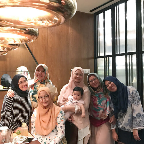 My support system for blogging & stuffs❤️..Meski msh pd muda2 tp ga pernah pelit ilmu & saya belajar  byk dr mereka... Makasih buat pertemanannya 😘Jangan lupa, buanglah sampah pd tempatnya 😂😆😘..#latepost #bloggerfriends #bloggerstyle #bloggerlife #lifeasblogger #supportsystem #bff #instafriend #friendforreal #clozetteid