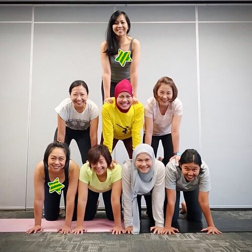 Kelas yoga terakhir di tahun 2018 🎉🎉
.
.
Obsesi jd cheerleader akhirnya terlaksana 😆
Ternyata jadi base itu berat sahabat 😂
Tapi ngga seberat beban hidup sih 😅😆
Semoga tahun dpn tambah semangat lagi yoganya 💪🏼
.
.
#yogaclass #yogaattheoffice #healthylifestyle #yoga #acroyoga #yogamom #jangankasihkendor #instayoga #yogaposes #acroyogafun #officeyoga  #yogachallenge #yogafit #workingmom #motherhood #yogaforfun #yogagram #acroyogapose #namaste #clozetteid