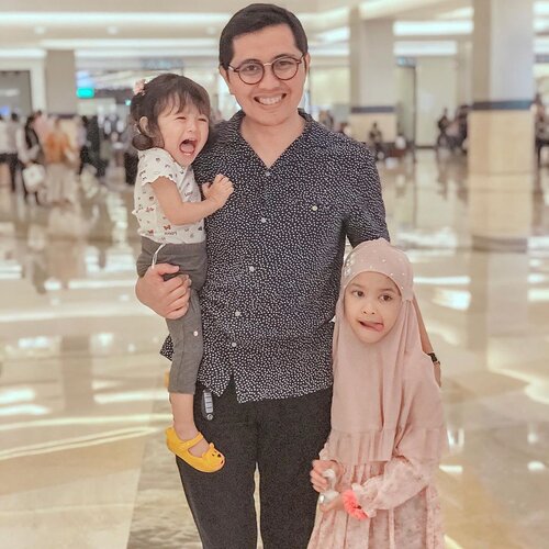 Poto pilihan hr ini, krn dah lama ngga posting foto Abah sama anak2.... ♥️😄⁣⁣
⁣⁣
⁣⁣
PS: para bapak, sudahkah memeluk anak2 kalian hr ini? ⁣⁣
⁣
⁣⁣
#kesayangan #husband #clozetteid #motheroftwo #familyfirst #family #instafather #instahusband #fatherhood #hartayangpalingberhargaadalahkeluarga #fatheroftwo #fatheranddaughter