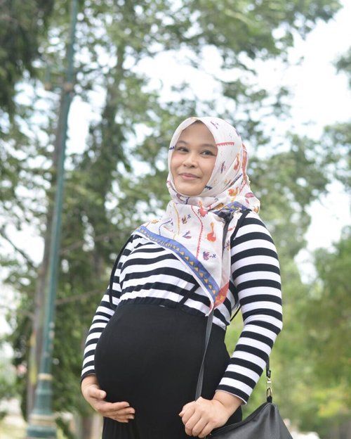 Sekali-kali foto diri sendiri 😆 mayan lah jerawatnya dah pd ilang, rada pede kl dipoto 😅 .
📷: by kesayangan @lisna_dwi 
Dress: @mooimom.id .
.
#lisnamotret #clozetteid #pregnantbelly #pregnancyphoto #instamom #momlife #pregnancyjourney #mymooimom #momoftwosoon #momofinstagram #pregnancyootd #hijabstyle