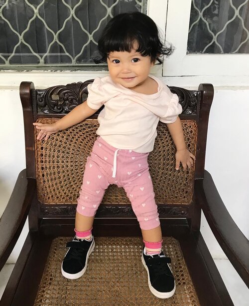 Dek poto OOTD yukAnd she pose like this 😻🎀..Sengaja poto di kursi jadoel rumah nenda sebelum pulang ke Jakarta 💕..Taps for Shasha’s OOTD details ..#babyootd #babygirl #babystyle #babyfashion #instababy #instababygirl #loveofmylife #kesayangan #littlesister #babysister #secondborn #clozetteid #raneyshailiana #babygram #babyphotography #babygirlfashion #instababyfashion