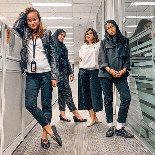 My squad for tonight 🖤🖤⁣
⁣
⁣
Trying to be fierce and I think we nailed it 👌🏼⁣
⁣
⁣
#mysquad #officemate #officeoutfit #workhardplayharder #officestyle #workingmom #officemadness #clozetteid #girlsjustwannahavefun #fridaynight