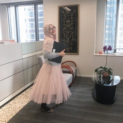 Playing outfit at the office 💕.Hari ini lagi iseng pake rok tutu pink ke kantor, mumpung kantor lagi sepi (karena banyak yg lg di Bali) boleh lah poto2 ootd sikit dpn ruangan babeh 😆.Meskipun umur dah kepala 4, masih cocok kan pake baju ginian? 😆😅 #ngeles #laginggaingetumur #iyainajabiarcepet ..📸 by @tutty__frutty 💋.#officeoutfit #ootd #hijabootd #officeootd #workingmom #onduty #clozetteid #instaootd #momjustwanttohavefun #workingmomandproud #playingoutfit #officemadness #forthyandfabulous #ageisjustanumber