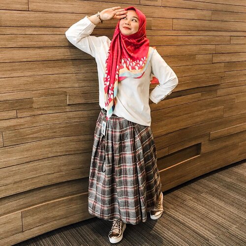 Pake baju acak2an gini jd inget jaman SMA, baju dikeluar2in, kaos kaki super pendek (kl bisa sampe ga kliatan), rok pendek diatas lutut (iyaaa kan saya blm jilbaban atuulaah) 😆😅😅⁣⁣Byk yg pengen ngulang jaman SMA, kl saya mah ngga mauuu, males ngga pny duit sendiri hahhahaha, udahlah ngga perlu balik lagi ke masa SMA... I had enough 😆😆⁣⁣#hijabootd⁣ #memories #motherhood #workingmom #workingmomlife #workingmomstyle #wiwtd #clozetteid #momoftwo #instamom #ootd #hijabstyle #officestyle #whatiweartoday⁣