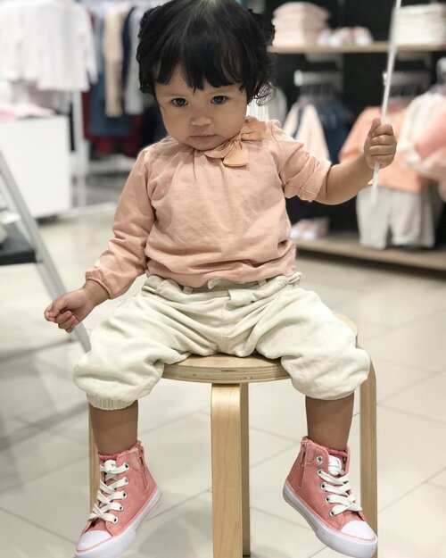 Why should I wear pink? ⁣⁣Beberapa kali dedek dibilang cowo, mgkn krn bajunya kurang feminim? 😅⁣⁣Hari ini sengaja pake nuansa pink, biar gada yg nanya lg... ini cewe apa cowo 😌😌⁣ ⁣#mysecondborn ⁣#babygirl #babyootd #fashionbaby #instababy #instababygirl #raneyshailiana #kesayangan #loveofmylife #clozetteid #babyfashion #babylove #babygram #babyofinstagrqm #babyphotography #babycute #babywearing