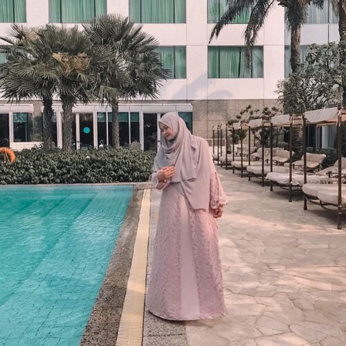 Dibalik foto OOTD ⁣⁣⁣⁣Ada anak bayik gede yg minta gendong & ngga rela mamihnya foto2 😅⁣ jd meski poto blur ngga jelas, posting ajalah 😌⁣Ini detail gamis brokat dari @labbaikahouse buat yg pengen tau penampakannya lengkapnya spt apa, bahannya ngga panas, terbukti siang2 foto di pinggir kolam renang baek2 aja 😆♥️⁣⁣#momlyfe #momootd #hijab #hijabstyle #workingmom #workingmomstyle #clozetteid #momlife #hijabootd #whatimwearing #momstyle #instamom #happyweekend #weekendvibes #weekend #momoftwo #momproblem #instamom