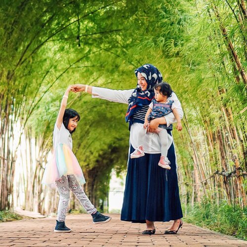 Happy weekend! ⁣⁣
⁣⁣
Don’t forget to kiss & cuddle your love one 💛💚⁣⁣
⁣
📸 by: @nurullnoe (Ceritanya di Arashiyama tapi boong 😆🤪)
⁣⁣
#motherhood #momlife #workingmom #workingmomlife #workingmomstyle #clozetteid #momoftwo #momoftwogirls #loveofmylife #kesayangan #family #familyfirst #clozetteid #bandungvenue #instavenue #weekend #weekendvibes #joyfullmotherhood