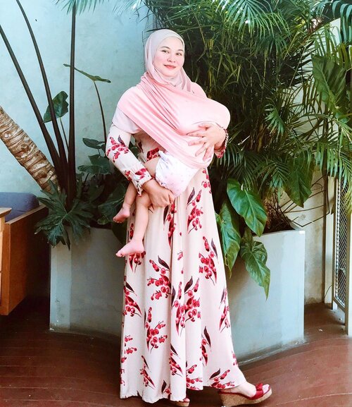 Breastfeeding with style 💃🏼⁣⁣⁣⁣
⁣⁣⁣⁣
⁣⁣⁣⁣
Masa2 breastfeeding itu kadang bikin ribet, apalagi kl lagi jalan2 anaknya minta nyusu, jadi wajib banget bawa nursing cover & pake baju yg busui friendly yg nyaman ♥️⁣⁣⁣⁣
⁣⁣⁣⁣
Buat para busui, punya referensi olshop dress busui friendly ngga? Bisikin dong biar bs saya kepoin👂🏽⁣⁣⁣😄⁣
⁣⁣
📸: @larasatinesa ⁣
👗: @annah_hariri 
Nursing cover : @mooimom.id ⁣⁣⁣⁣
#motherhood #breastfeedingjourney #busui #breastfeedingstyle #instamom #motherhoodlife #clozetteid #momlife #momoftwo #momoftwogirls #blessed