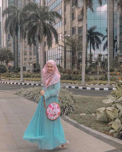 Boost your Monday with lovable bag from @someah_id ⁣⁣Isn’t it cute? 🌸💕⁣⁣#someahlovers #loveyourself #mondaymood #mondaybooster ⁣ #hijab #hijabstyle #workingmom #workingmomstyle #clozetteid #momlife #hijabootd #whatimwearing #momstyle #instamom #hijabootd #whatiwearingtoday #wiwt #mondaymood #cutebag #mondaybenice