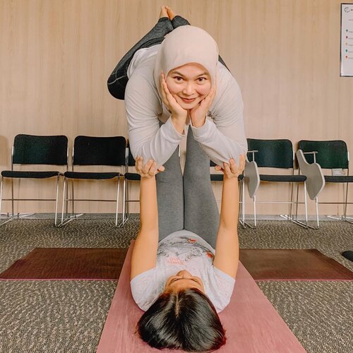 It’s been a while and now I’m back for yoga 🧘‍♀️ ⁣
⁣
⁣
Gayanya santuy kayak di pantuy... Ternyata olahraga itu emang menyenangkan & relaxing yaaaa ♥️ ⁣
⁣
#workballance #yogaattheoffice #acroyoga #yogaforfun #officefun #yoga #yogamom #acroyogapose #acroyogabuddies #yogabeginner #yogapose #yoga #acroyogafun #yogapartner #workingmom #clozetteid