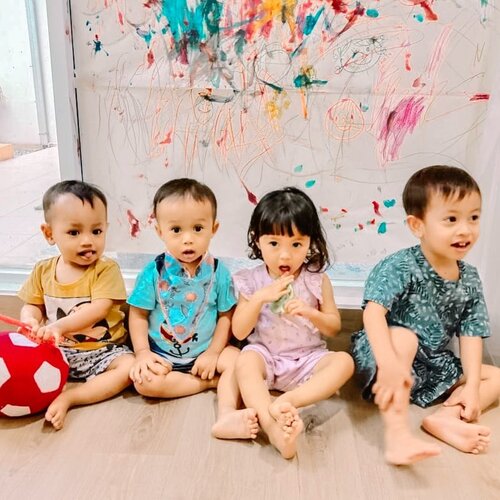 A happy childhood is one of the best gifts that parents have in their power to bestow - Mary Cholmondeley ♥️⁣
⁣
Happy2 terus main bareng temen2 di daycare ya Dek 😘 ⁣
⁣
#daycaresquad #kesayangan ⁣#loveofmylife #daycarelife #happychildhood #daycaretime #lifeatthedaycare #kiddos #babynumbertwo #mysecondborn #raneyshailiana #clozetteid #childhood