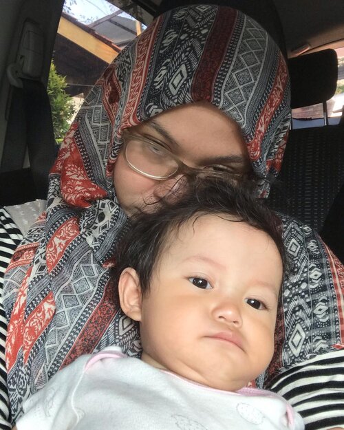 Situasi pagi...
Dedek yg manyun bangun tidur & mamih yg teler pengen tidur 😴😴😴
.
.
#motherhood #momlyfe #workingmom #daycarelife #instamom #clozetteid #morning_selfie #morningsituation #mood #momoftwo #instamotherhood #babygirl #parenting #instaparenting