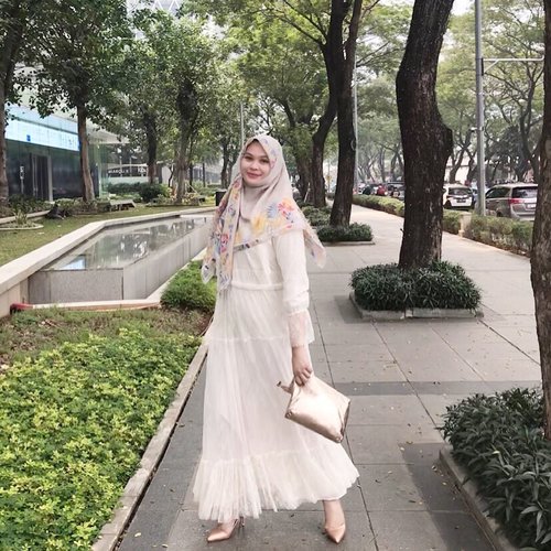 Monday mood booster tips:⁣Use your best clothes, feel pretty and take good picture of you 📸⁣⁣Hope you have a great Monday! ♥️⁣⁣📷: @shellaadelina⁣Tap tap for OOTD details ⁣⁣#loveyourself #mondaymood #mondaybooster ⁣ #hijab #hijabstyle #workingmom #workingmomstyle #clozetteid #momlife #hijabootd #whatimwearing #momstyle #instamom #hijabootd #whatiwearingtoday #wiwt