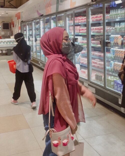 Aku di tengah kesibukan bu ibu belanja di @transmartcarrefourbanjarmasin 😂. Ini candid ceunah, makanya tangan w buram kek gitu, tapi suka aja si sama fotonya, soalnya lebih natural 😚😚😚. #clozetteid