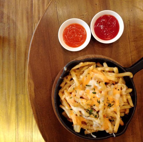 Cheesy fries 🧀👌🏻
.
.
.
#zahrafoodgram #flatlay #foodhunterid #jktfoodbang #anakjajan #demenmakan #demenjalan #clozetteid #음식 #먹다 #먹스타그램 #인도네시아