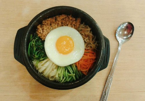Salah satu makanan khas South Korea yang paling aku suka: bibimbab. Bukan cuma enak, tapi sehat! 😋🍴
.
.
.
#foodhunterid 
#jktfoodbang 
#anakjajan 
#demenmakan 
#demenjalan 
#ClozetteID