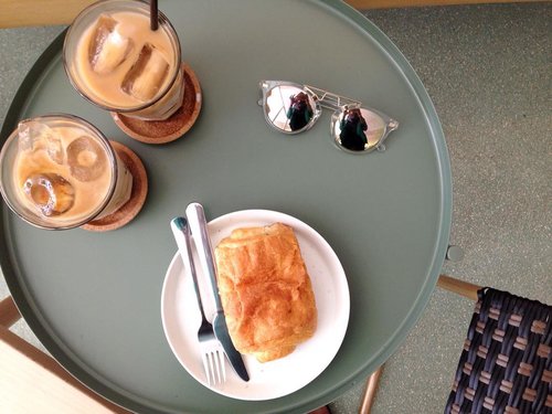 Enjoy the day with iced coffee and croissant. ☃️☕️🥐
.
.
.
.
.
#zahrafoodgram #flatlay #foodhunter #foodhunterid #jktfoodbang #anakjajan #demenmakan #demenjalan #ClozetteID #카페 #음식 #먹스타그램 #음식블로거 #カフェ#食べ物 #フードブロガー