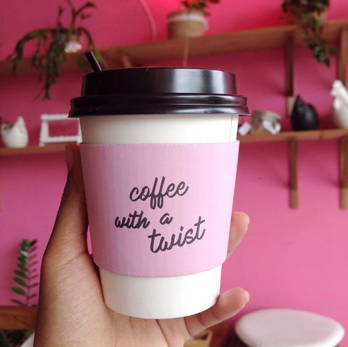 Start your day with a cup of coffee! 💖☕️#pinkvibes .....#zahrafoodgram #flatlay #foodhunter #foodhunterid #jktfoodbang #anakjajan #demenmakan #demenjalan #ClozetteID #카페 #음식 #먹스타그램 #음식블로거 #カフェ#食べ物 #フードブロガー
