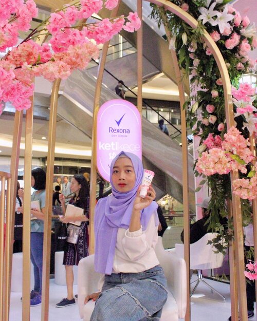 yall know? @rexona_id deodorant dry serum is finally available to brighten up your underarms skin and dries faster after application! you don't need to worry about leaving yellow stains on your clothes, because rexona dry serum is 0% alcohol. available in 3 scents; lily, rose and sakura (highly recommended). go get yours now! 🌸✨-#ketikece #rexonadryserum #theshonet @theshonet #collabwithzahra #clozetteid