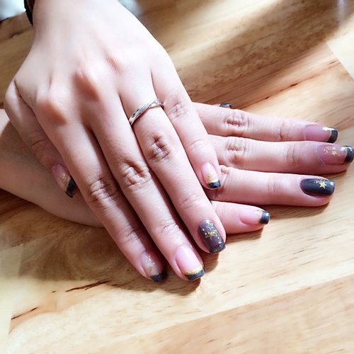 Dark grey x gold 
#Clozette #nailart #ClozetteID #manicure