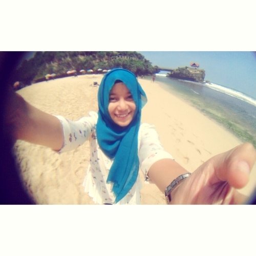 Menyatukan hijabku dengan indahnya pantai Kukup, Jogjakarta.