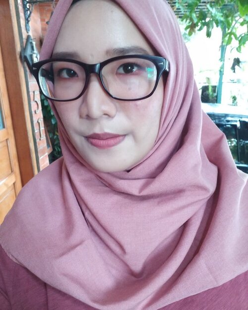 Yesterday Makeup ❤❤❤🔸️ BB Cushion -Zoya🔸️Lip Paint - Zoya🔸️Eyeshadow - Wardah 🔸️Eyeliner - Wardah🔸️Eyebrow - Emina🔸️Mascara - Benefit and Wardah🔸️Blush On - Emina cheeklit #Makeup #MOTD #FOTD #zoyacosmetics #wardahbeauty #emina #benefitcosmetics #Hijab #clozetteid #clozette #beauty #selfie #makeup