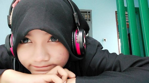 Like a music in my head It's playin over and over and overBoy i can't get you out of my headWanna be with youJust to be with you #listening #music #aziatix #hijabers #hijabindo #hotd #clozetteid #modeling #asian